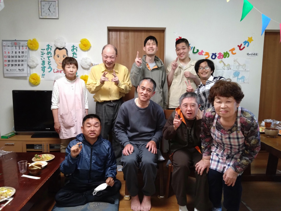 BFクローバーの写真4枚目：★担当職員と利用者様の集合写真★