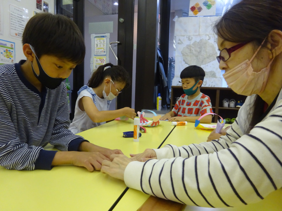 多機能型児童デイ　はぐぽん藤が丘駅前（保育士の求人）の写真7枚目：製作系の活動の様子です！
