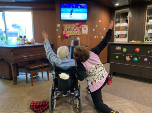フロンティアの介護　グループホームみのかもの憩（介護職/ヘルパーの求人）の写真6枚目：職員と利用者もとっても仲良し♪