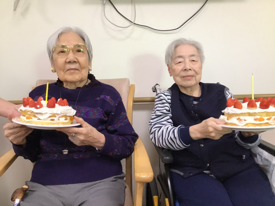 小規模多機能ホームアゼリアガーデン（看護師/准看護師の求人）の写真13枚目：毎月、誕生日には手作りケーキでお祝いします。