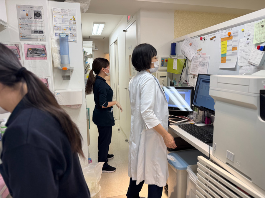 住吉ミモザ歯科・矯正歯科（歯科助手の求人）の写真17枚目：とある日の診療風景です。