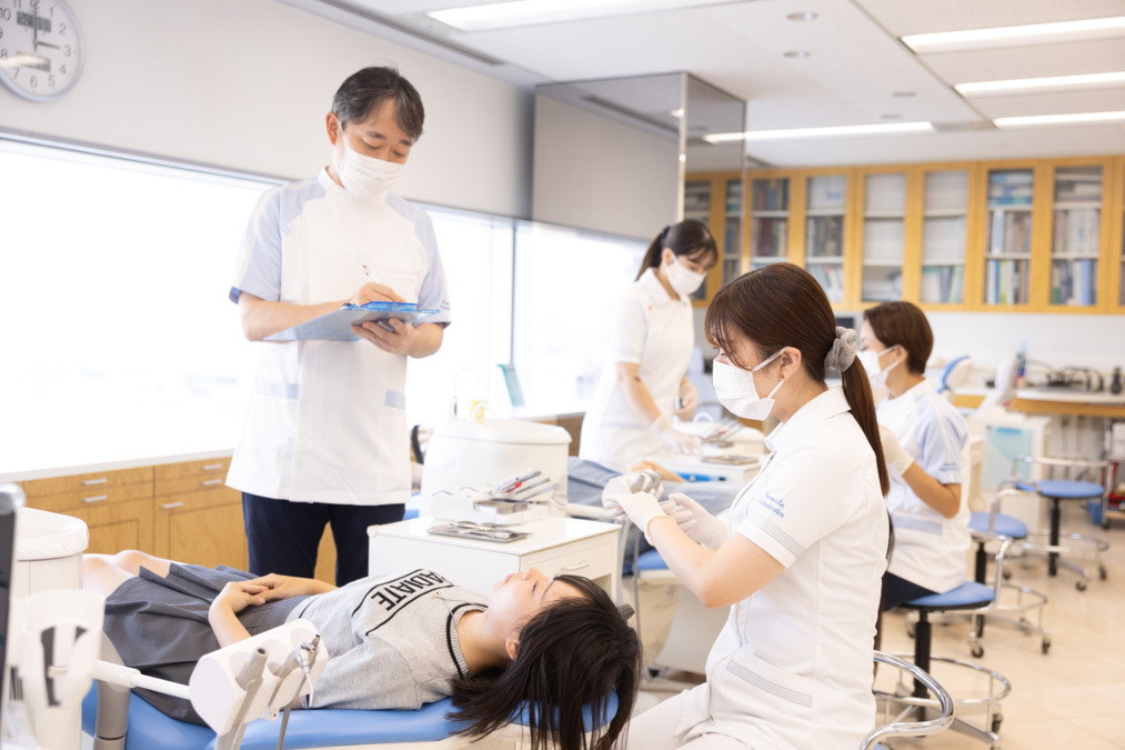 ファミリア歯科矯正の写真1枚目:眺めの良い、開放感のある診療室です