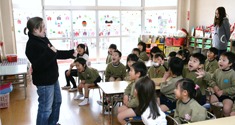 認定こども園　明佳幼稚園の写真5枚目：英語教育はネイティブの専門講師と遊びの中から本物の発音、英語圏の異文化を体験