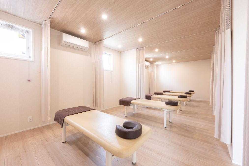 メディカルフィットネスTAO【2025年03月10日オープン】（鍼灸師の求人）の写真4枚目：施術室は清潔感のある室内です。