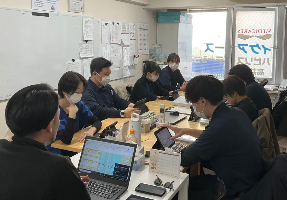 メディケアーズ訪問看護リハビリステーション高井戸の写真6枚目:朝の申し送り風景