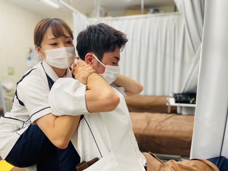 はぴねす鍼灸整骨院　阿倍野（柔道整復師の求人）の写真9枚目：女性スタッフ活躍中♪