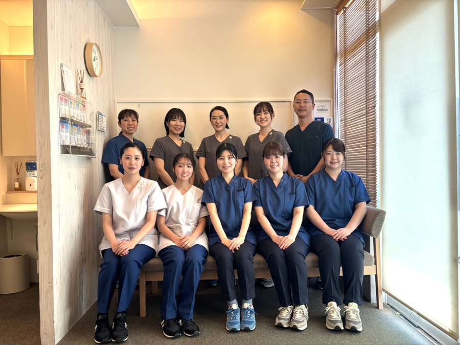 タニモト歯科クリニック（歯科衛生士の求人）の写真2枚目：20代から50代まで幅広い年齢層のスタッフは仲が良くチームワークに自信があります
