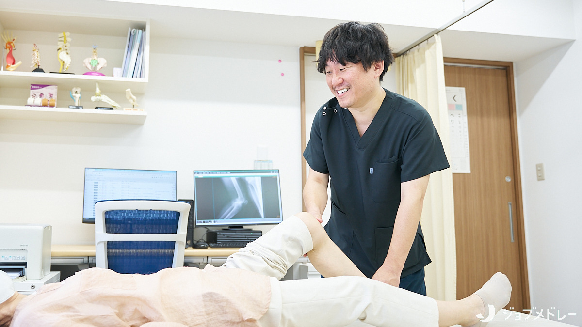 中山整形外科（医療事務/受付の求人）の写真9枚目：笑顔で丁寧な対応を実践しています