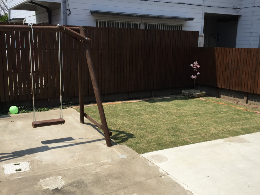 チャイルドハートかや（保育士の求人）の写真3枚目：裏庭