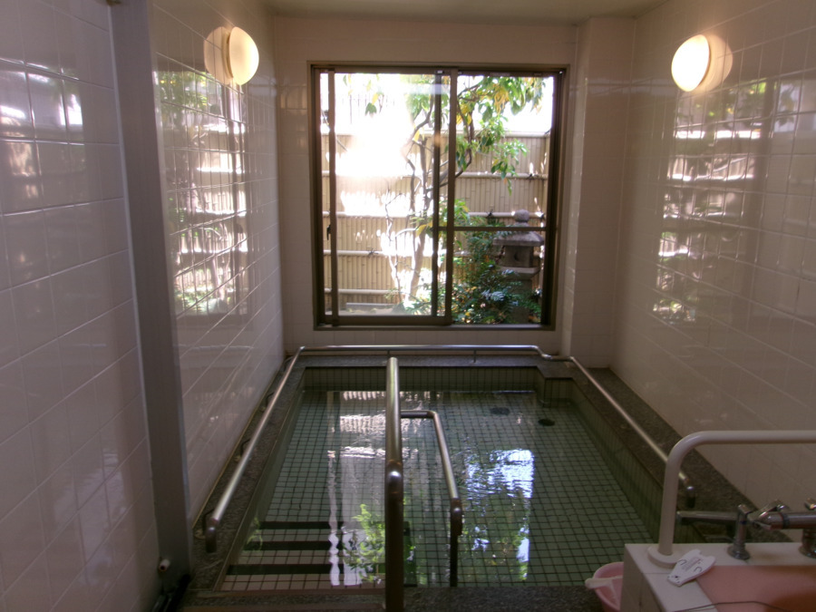 つくしの会デイサービスセンターおきなばし（介護職/ヘルパーの求人）の写真6枚目：デイサービスおきなばし自慢のお風呂です。手前が洗い場です。