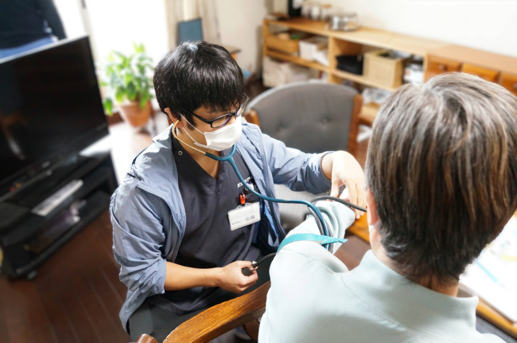 たかせクリニック(看護助手の求人)の写真3枚目:バイタル測定の様子です。