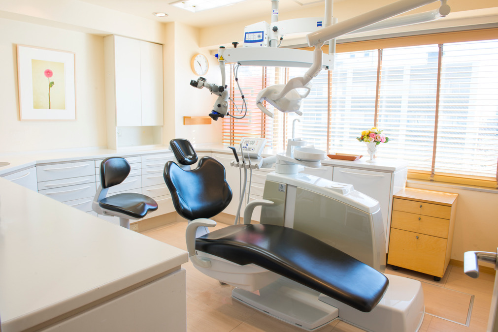 富沢歯科医院(歯科助手の求人)の写真2枚目:院長の特別診療室、完全個室なので、ゆっくりじっくり診療しています。