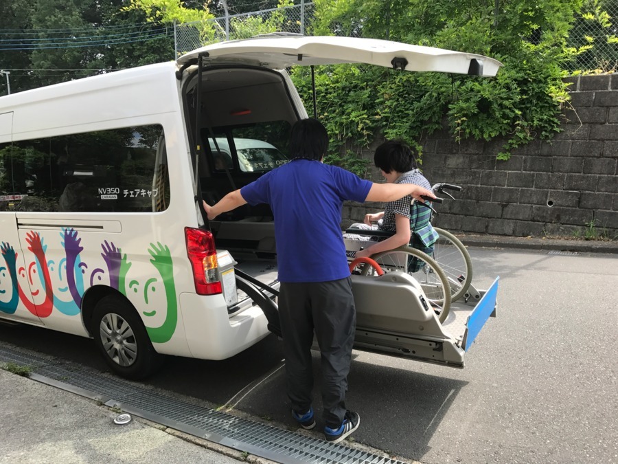 どんぐりの里の写真3枚目：車で利用者様の送迎。
軽自動車が多いです