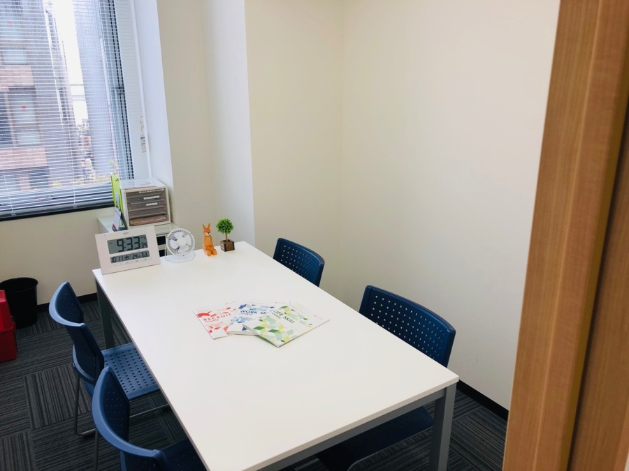 ディーキャリア船橋第二オフィスの写真6枚目：面談室では利用者さんのメンタルケア・キャリア相談・その他個別支援を行います。