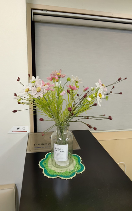 ササガワ・エースデンタル（歯科助手の求人）の写真8枚目：患者さんに習って作った、コスモスのビーズフラワーです。