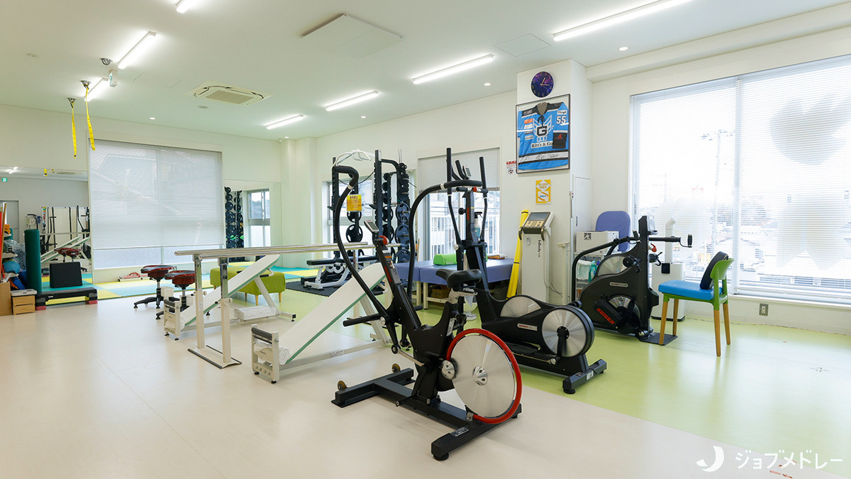 SOL整形外科鷺沼スポーツクリニック（医療事務/受付の求人）の写真11枚目：トレーニングルームには充実した機材と設備を取り揃えています