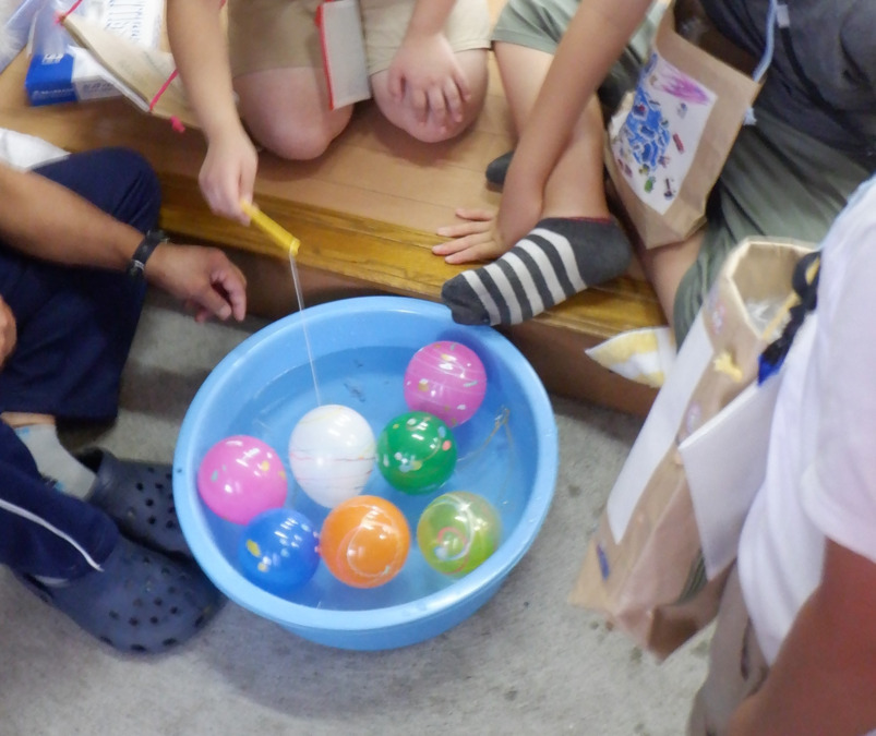 児童デイサービスたんぽぽの写真6枚目：たんぽぽでの夏まつりも開催しています♪玄関先でヨーヨー釣り☆