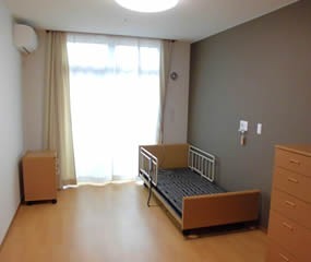グループホームリリーハウスの写真3枚目：ゆったりとした居室空間です。