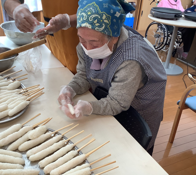 住宅型有料老人ホーム きらくの郷みたけ（調理師/調理スタッフの求人）の写真3枚目：生活リハビリとして、利用者と食事、おやつ作りをする日もあります！