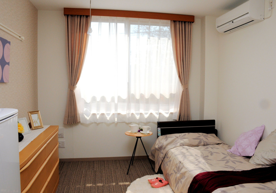 ミモザ川越やまぶき苑アンダルシアサービス付き高齢者向け住宅の写真5枚目：ご利用者の居室です。施設では感染症対策を徹底しマメに消毒を行っております。