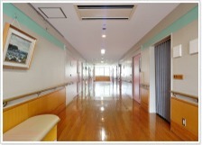 特別養護老人ホームすずかけの郷の写真4枚目：廊下です。中央にケアワーカー室も設けています。
