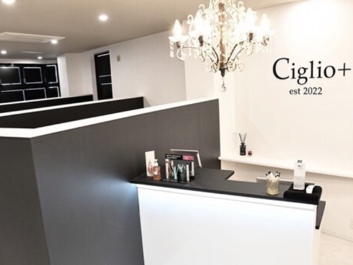 eyelash&beauty salon Ciglio+（アイリストの求人）の写真2枚目：白と黒を基調としています