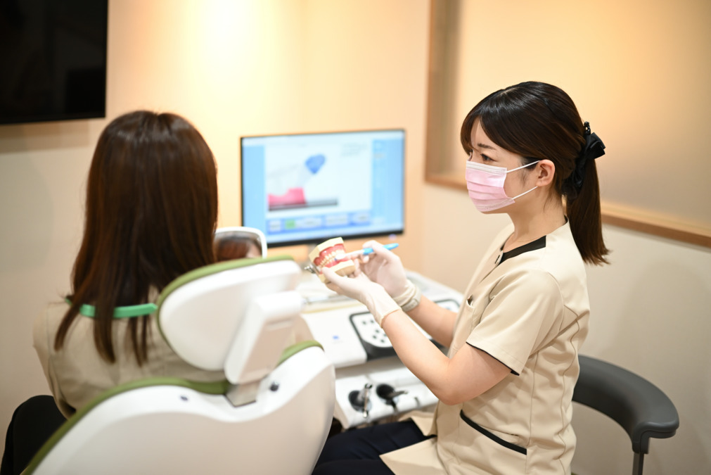 三鷹リーフ歯科クリニック（歯科衛生士の求人）の写真8枚目：TBI風景；ユニットにPC画面があるのでアニメーションを使っての説明も可能です