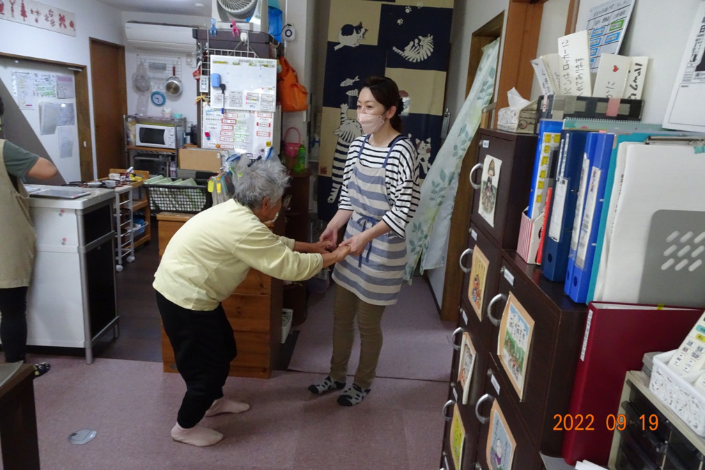 ホームケアセンター慈温（介護職/ヘルパーの求人）の写真9枚目：利用者様お世話の様子
移動介助
