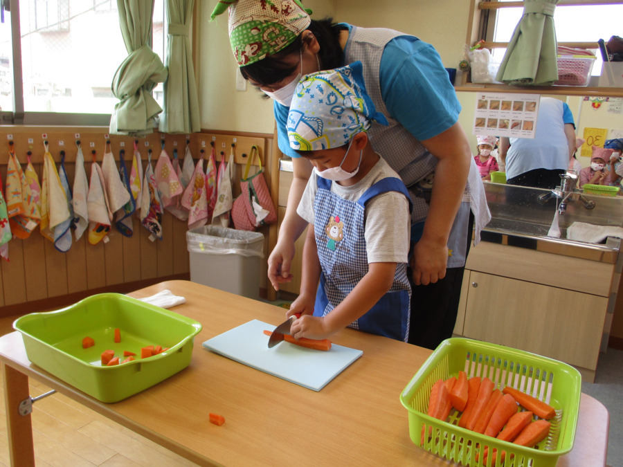 わかばの杜保育園（管理栄養士/栄養士の求人）の写真2枚目：子どもたちといっしょにクッキング