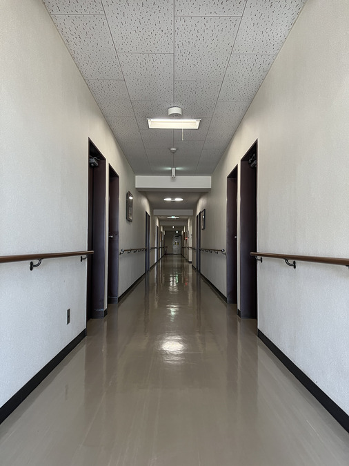 ヘルパーステーション シーアップルの写真3枚目:施設内観(廊下)