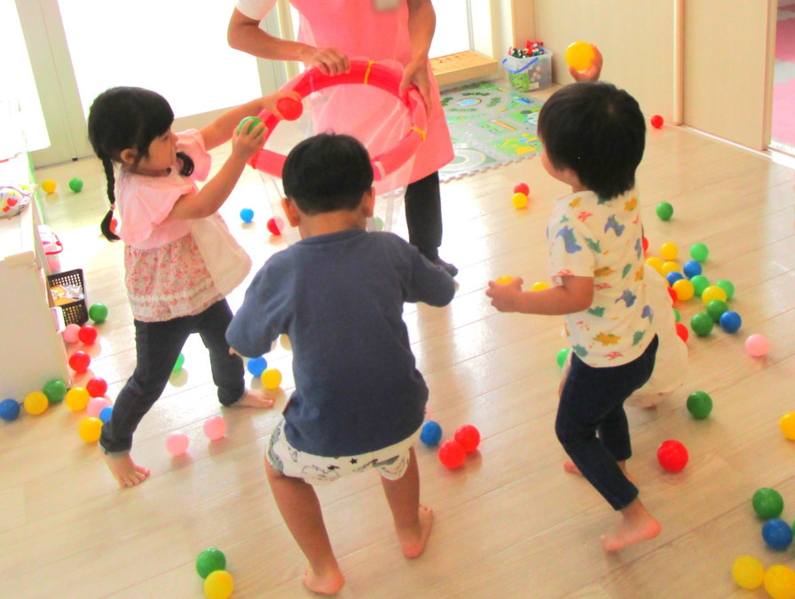 坂出聖マルチン病院バンビーノ保育園（保育士の求人）の写真2枚目：保育室内は明るく爽やかな空間設定です。