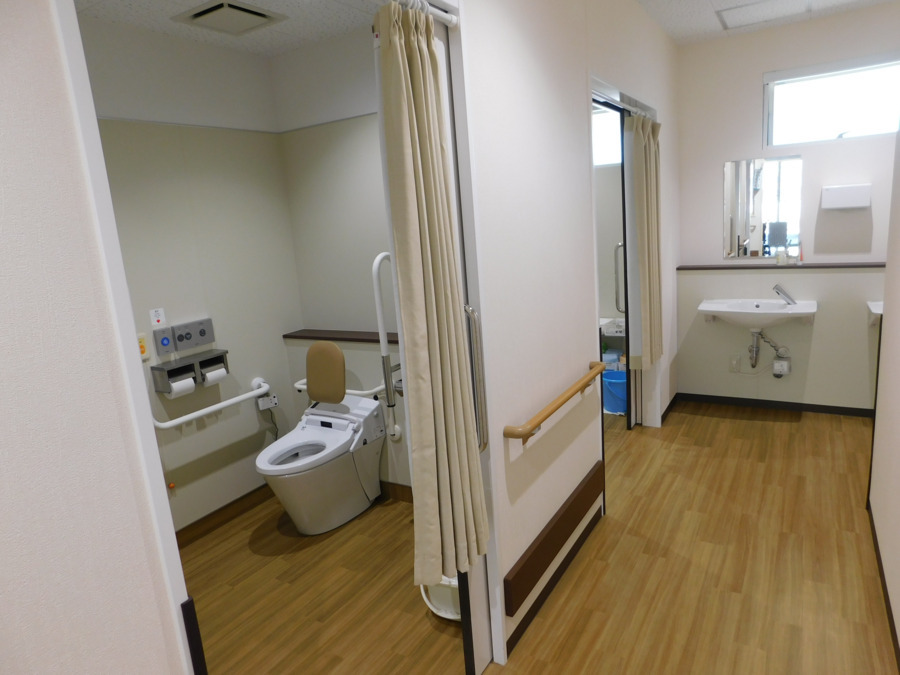 特別養護老人ホーム泉和荘の写真6枚目：トイレ改修工事済み（R3年度）
