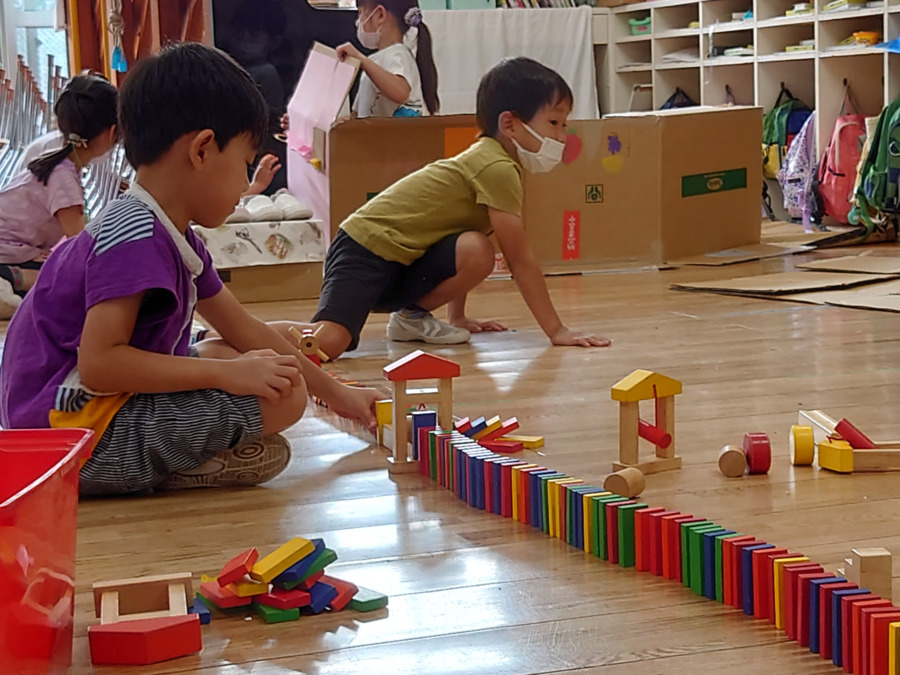 彰栄幼稚園の写真8枚目：ドミノにじっくり向き合う年長児にとって、達成・充実という感覚は大切です。