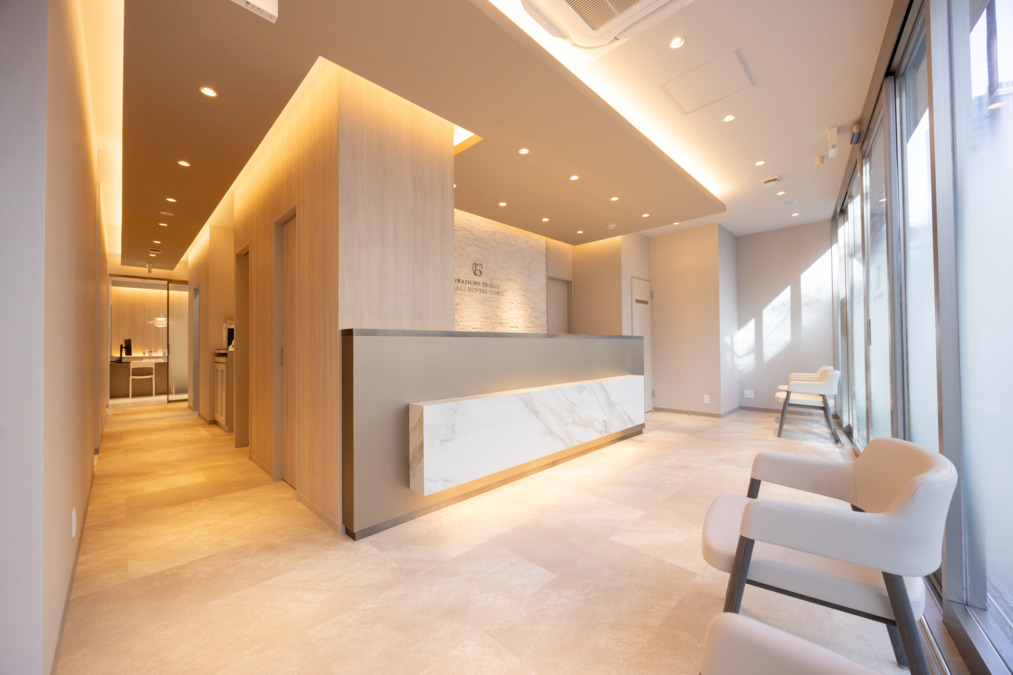 淡路町駅前ささき歯科【2025年05月01日オープン】（歯科衛生士の求人）の写真2枚目：受付
開放感があります。