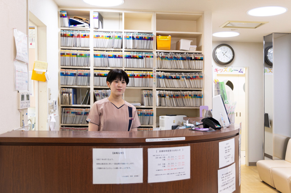 いわね歯科（歯科衛生士の求人）の写真5枚目：受付の様子です。笑顔での患者対応を心がけております。