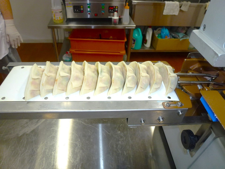 餃子いちばん（生活支援員の求人）の写真2枚目：成形した餃子