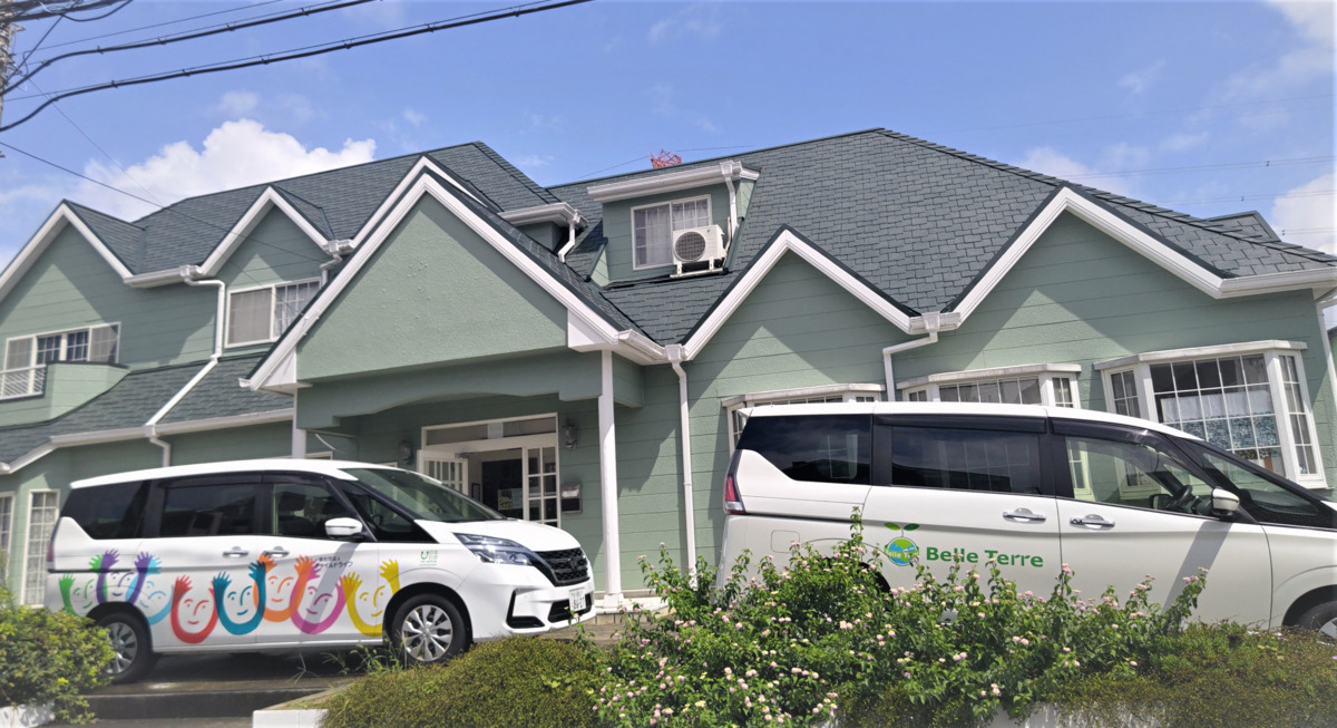 通所支援ベルテール木更津畑沢園の写真1枚目：施設の敷地内の駐車場で、大変便利‼