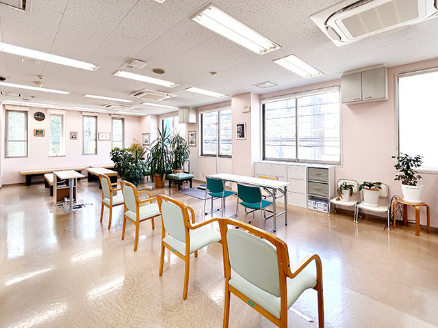 いしだクリニックの写真3枚目：ロビー２階　健康診断を実施しております。日曜健診はとても多くの方が来院されます。