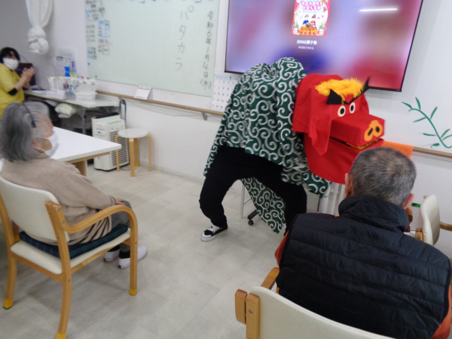 栄町デイサービスの写真11枚目：獅子舞はお正月の人気者です！