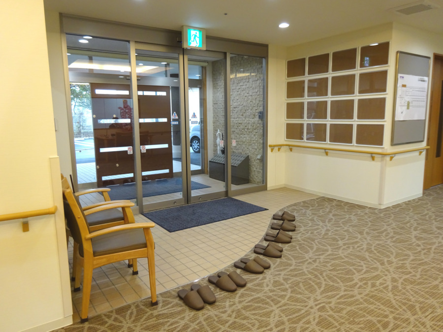 ミモザ横濱紫陽花苑介護付きホームの写真2枚目：エントランスです。ご利用者・職員が利用しやすい様、広い空間となっております。