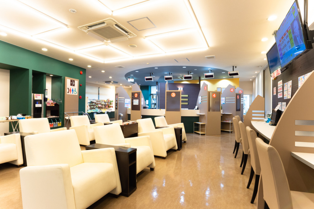 薬局メディスン静岡本店（薬剤師の求人）の写真2枚目：投薬カウンターを設置しています