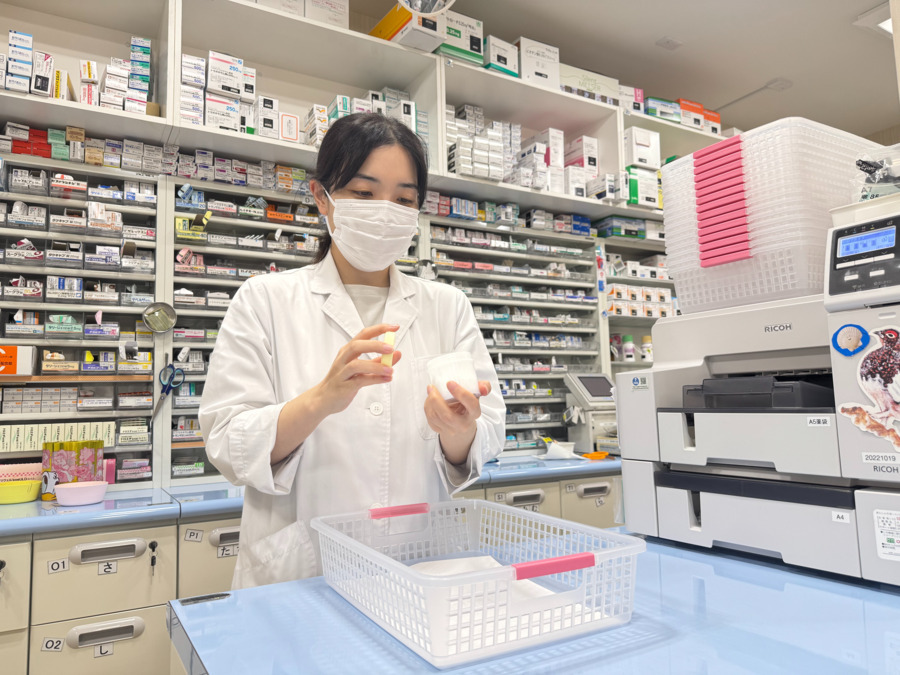 フラワー薬局 永福町駅前店（薬剤師の求人）の写真2枚目：多科目を経験しながら、幅広い処方に対応できる実践力を養うことができます。