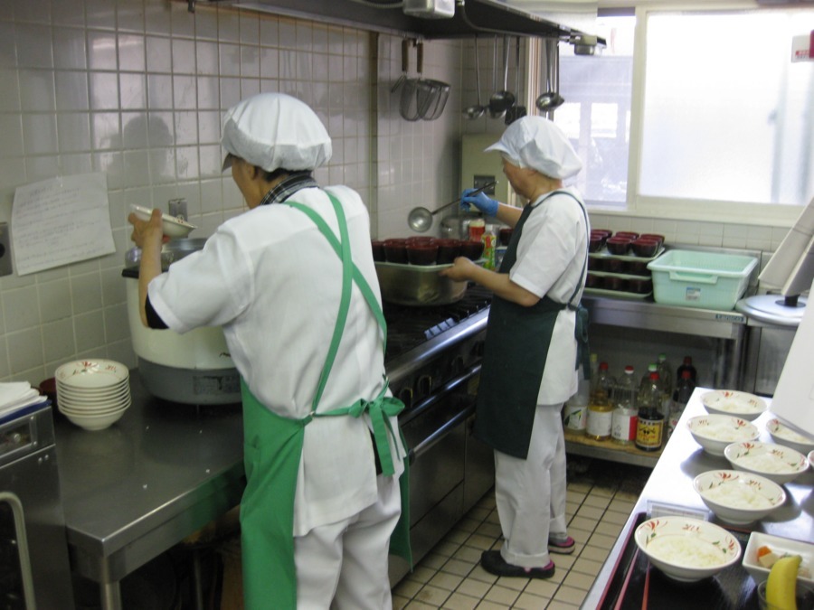 社会福祉法人札幌蒼生会栄町デイサービスセンター（介護職/ヘルパーの求人）の写真5枚目：昼食は、専属の工場から出来立てのお食事提供！職員も社割で食べれます