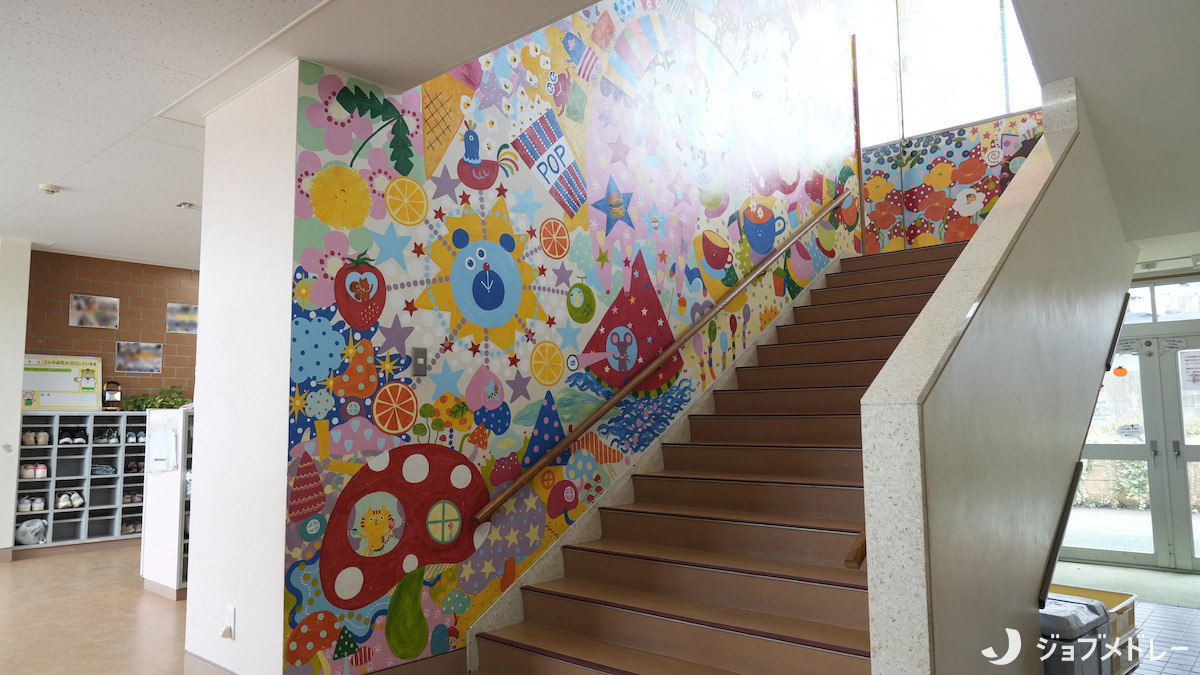認定こども園　手賀の丘幼稚園・保育園（保育士の求人）の写真17枚目：階段にはポップなイラストが描かれています！