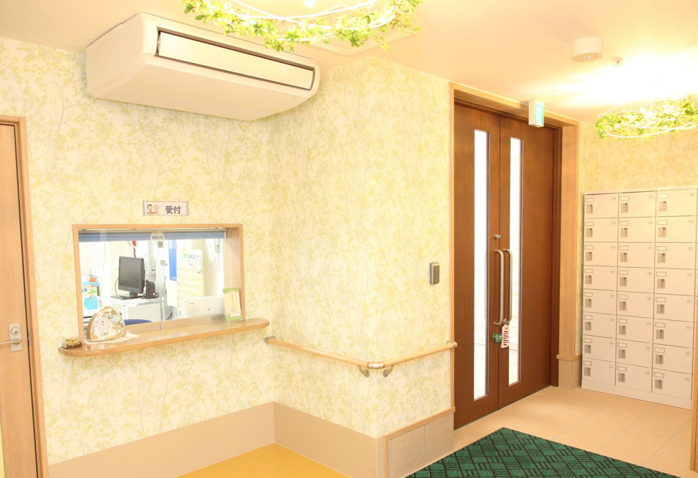 サービス付き高齢者向け住宅　コミュニティホームあんり川岸（介護職/ヘルパーの求人）の写真10枚目：明るい玄関、笑顔でお迎えします