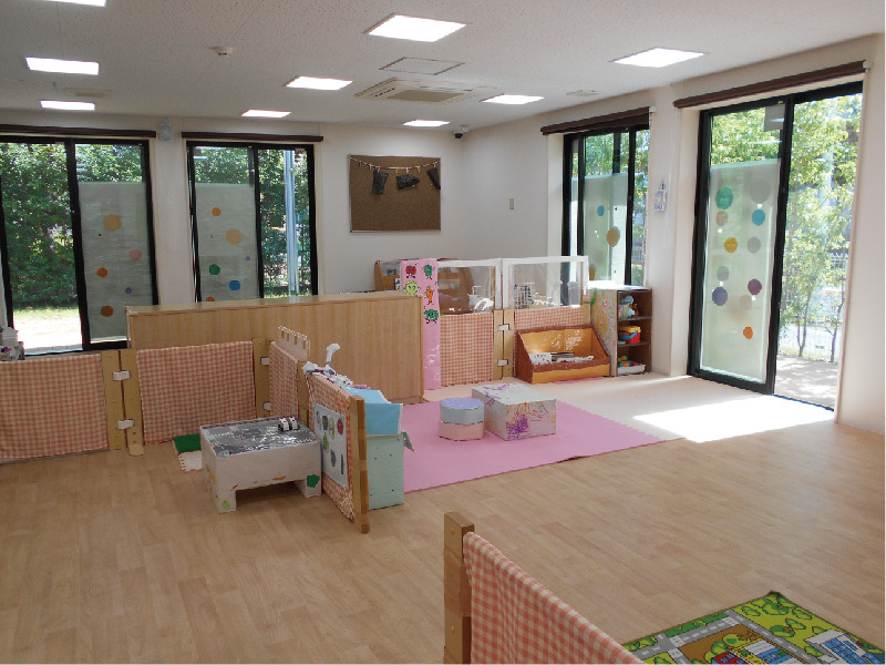 株式会社RONDO palette　ロンドなないろ保育園（保育士の求人）の写真2枚目：日差しのはいる明るい保育室です