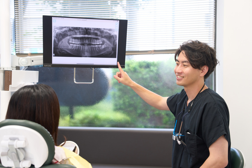 TakeDaデンタルクリニック府中（歯科助手の求人）の写真6枚目：説明は徹底的に行う院長です！
歳の割には若い外見だと思います！