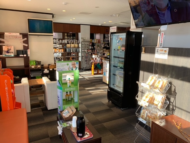 ミント調剤薬局永山店（薬剤師の求人）の写真2枚目：広い待合室を利用して様々に情報発信しています