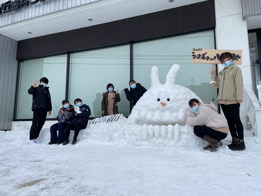 鳩が丘歯科クリニック（歯科医師の求人）の写真18枚目：毎年恒例の雪像づくり