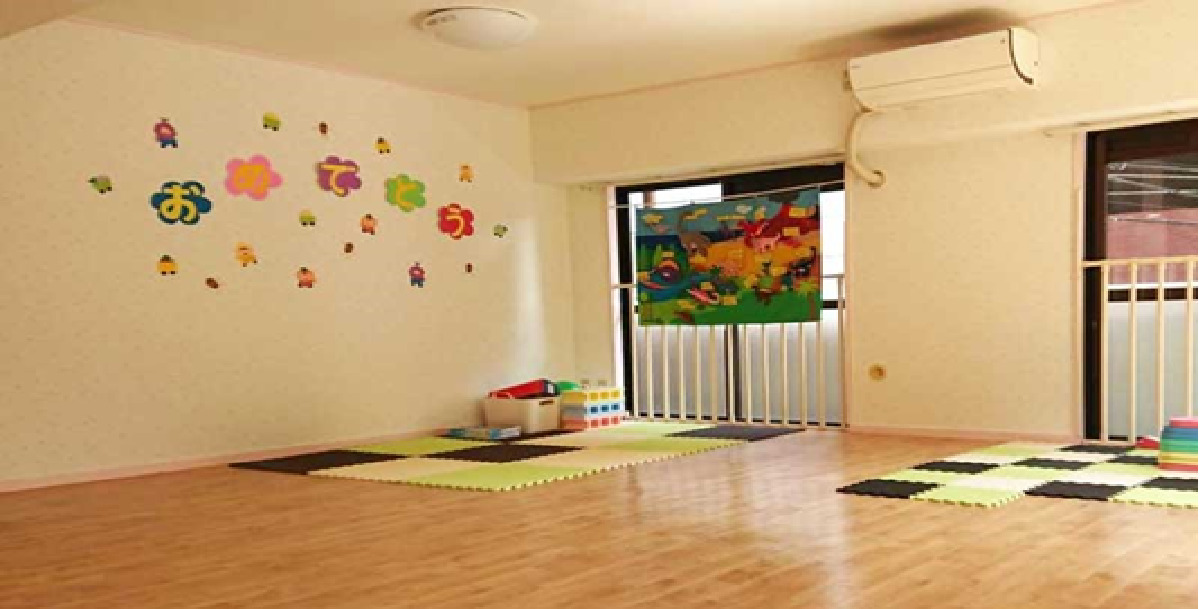 放課後等デイサービス やさしさいっぱい天神(児童発達支援管理責任者の求人)の写真3枚目:壁面も飾付しています☺